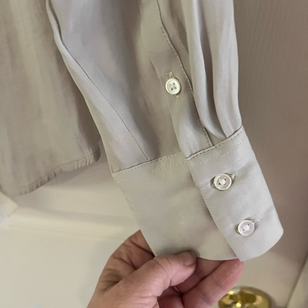 Banana Republic light gray button up blouse. Flap pockets. EUC! Size XS - Picture 9 of 10